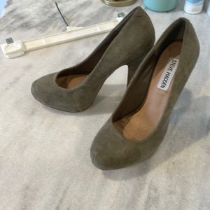 Grey Steve Madden heals
